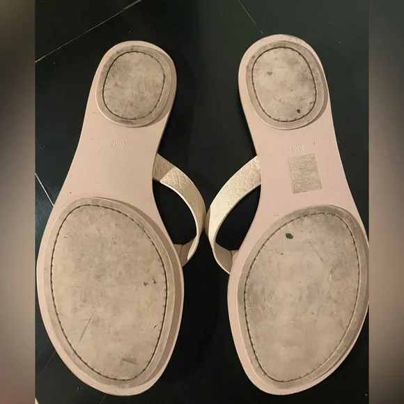 Tory Burch soft pink leather flip flops. Size 8. - Picture 6 of 6